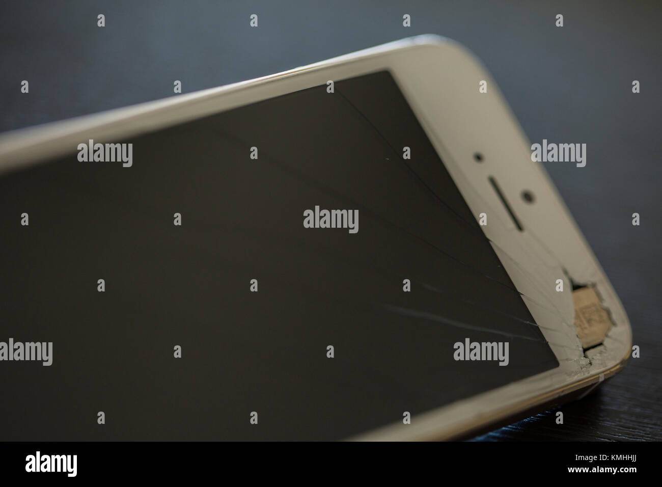 Apple iPhone 6 danneggiato con uno schermo rotto e un foro in un angolo. Foto Stock