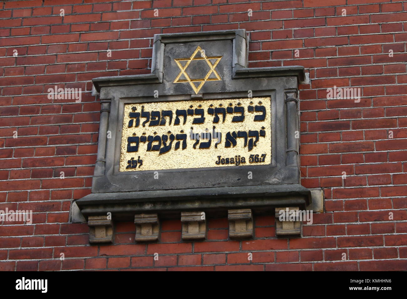 Stella di Davide e il testo biblico del tardo XIX secolo sinagoga ebraica a Samuel Hirschstraat nel centro di Zwolle, Paesi Bassi Foto Stock