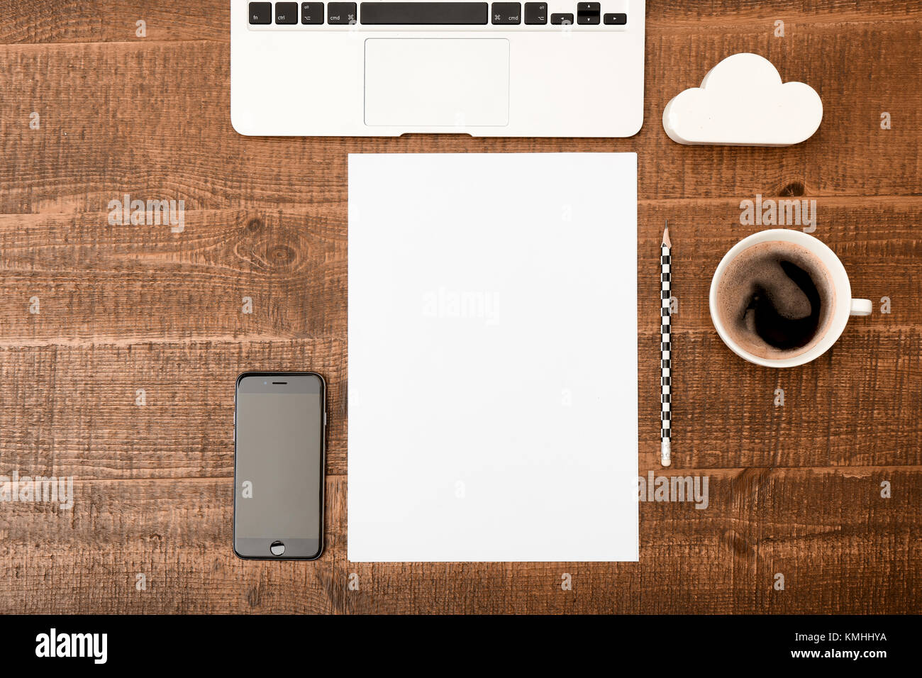 Scrivania da ufficio tavolo. Vista in pianta di uno sbozzato white paper, laptop, matita e caffè sul tavolo di legno dello sfondo. Vista da sopra con lo spazio di copia Foto Stock