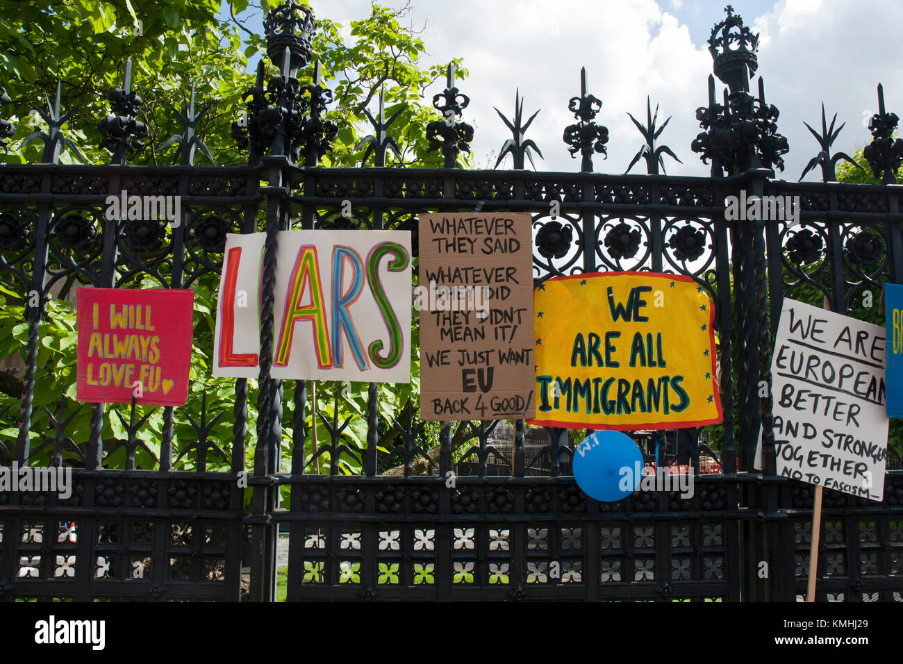 Colorata anti Brexit posters bloccato in le ringhiere del Parlamento, Westminster. "Sarò sempre amore UE' 'bugiardi" "Siamo tutti immigrati' Foto Stock