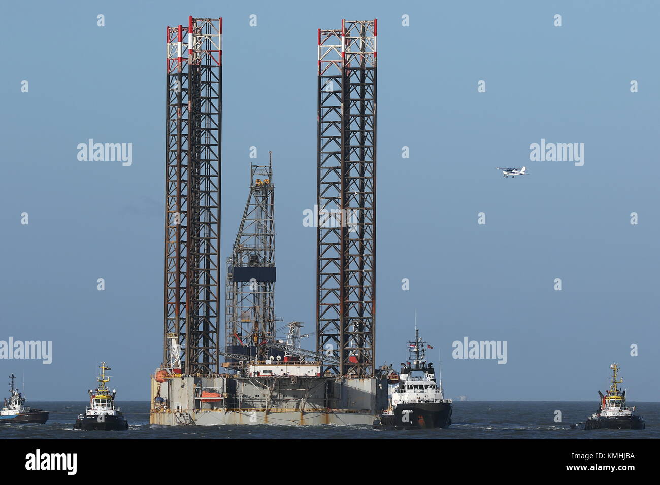 Il rimorchiatore offshore Pegasus trainato la piattaforma Paragon HZ1 il 9 dicembre 2015 nel porto di Rotterdam. Foto Stock