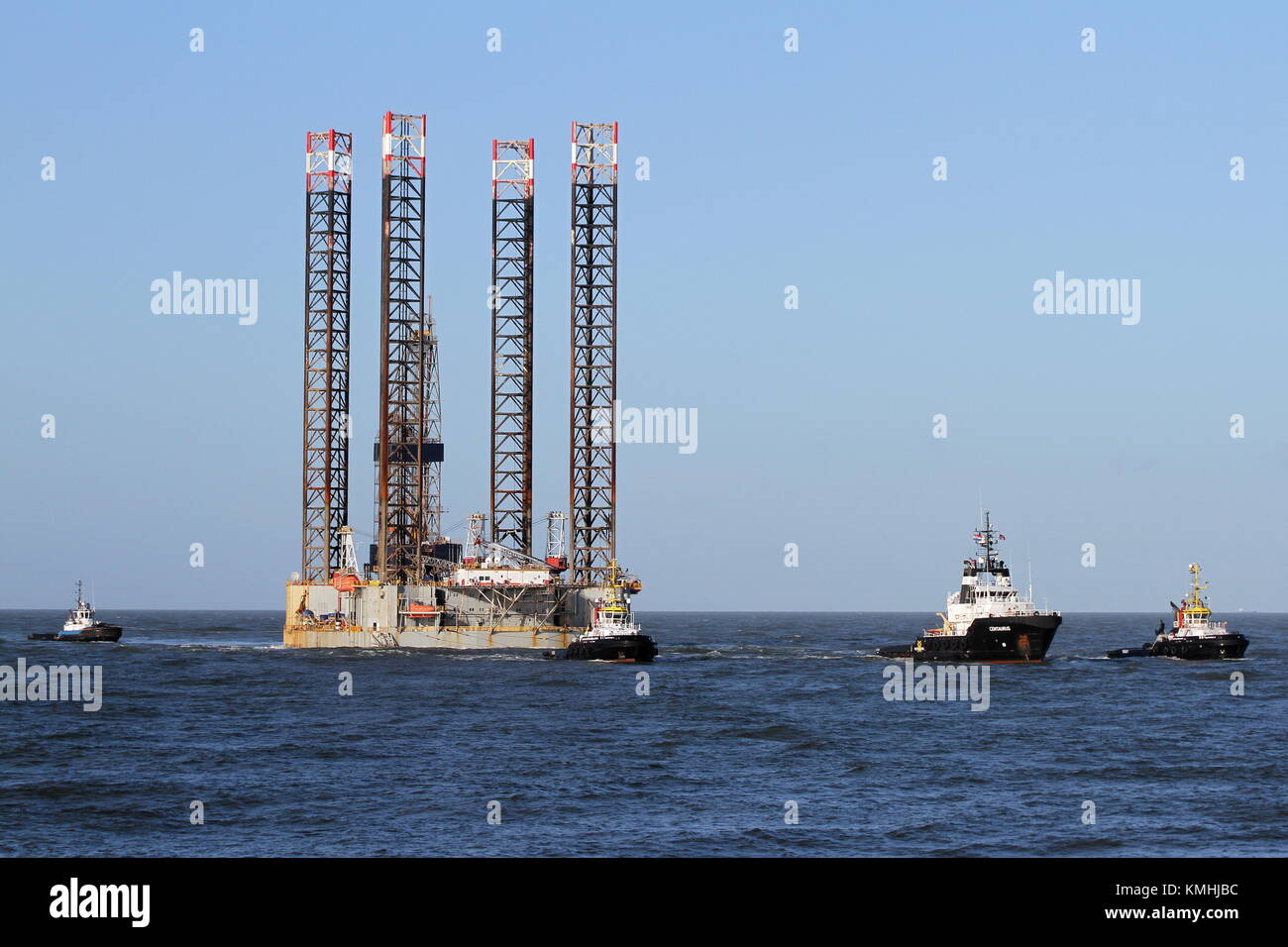 Il rimorchiatore offshore Pegasus trainato la piattaforma Paragon HZ1 il 9 dicembre 2015 nel porto di Rotterdam. Foto Stock