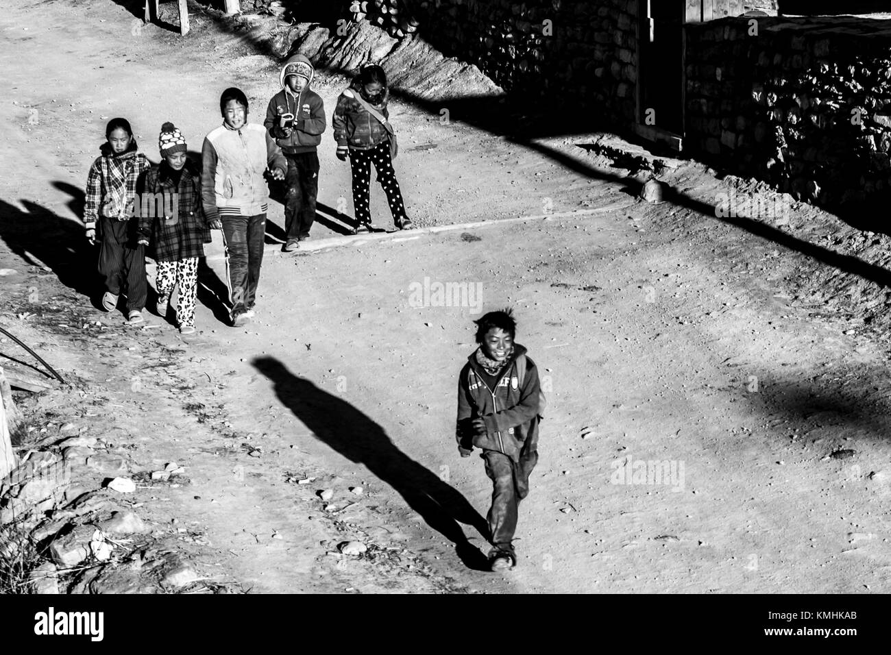 La mattina presto. Nepalesi per i bambini che vanno a scuola. Villaggio di montagna di Braga, Nepal, Himalaya Foto Stock