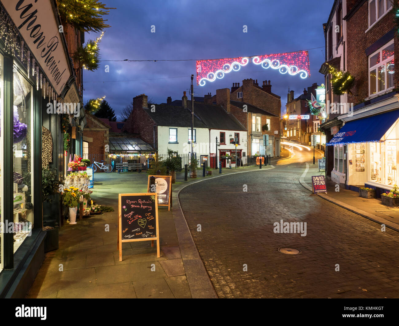 Kirkgate e anatra Hill Shopping trimestre a Natale Ripon North Yorkshire, Inghilterra Foto Stock