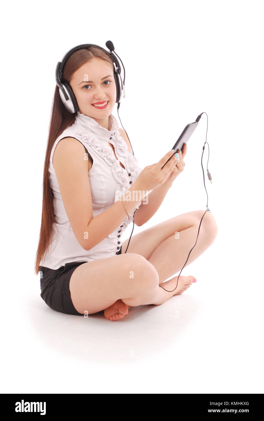 Bella ragazza adolescente ascolta musica sul suo cuffie isolato su sfondo bianco Foto Stock