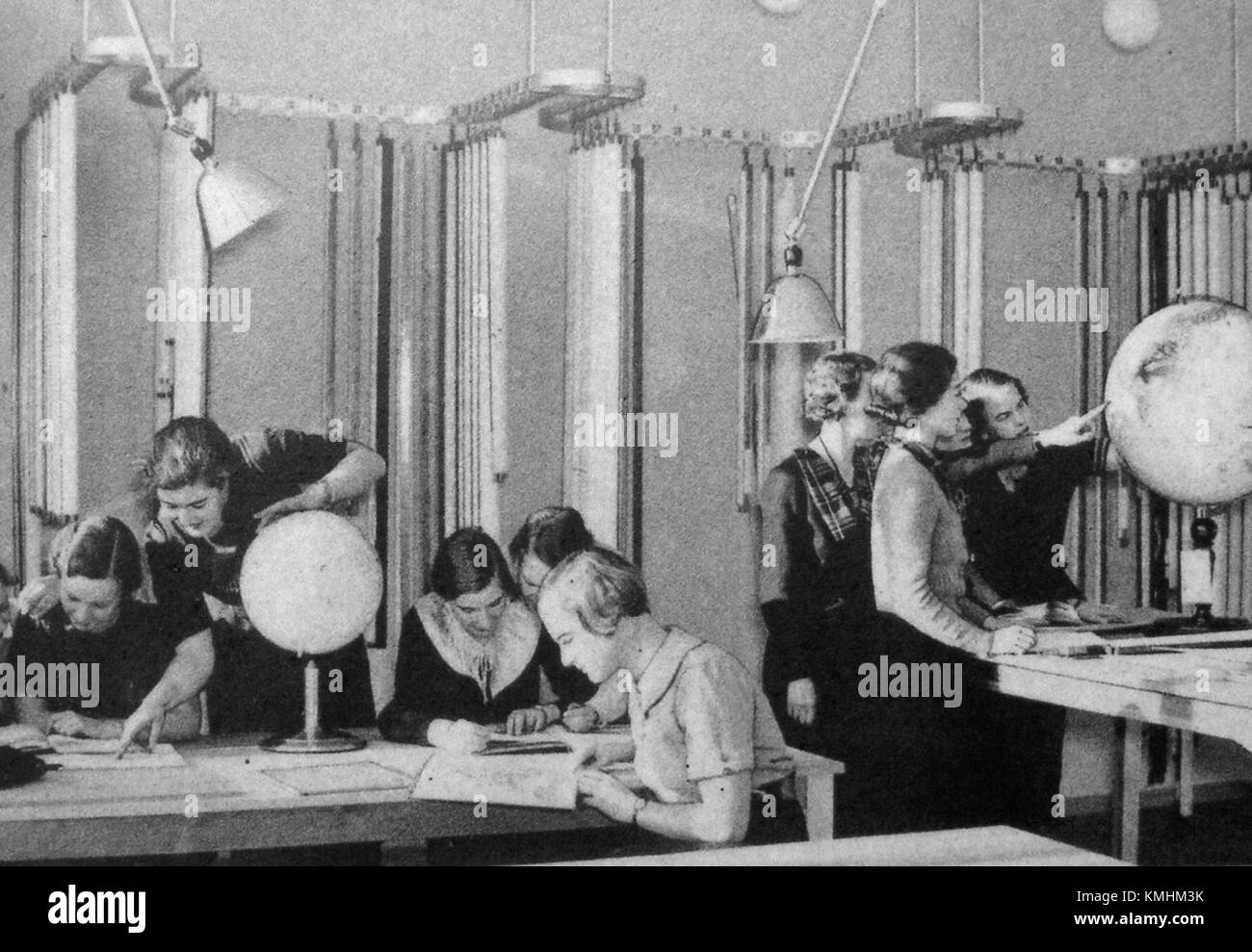 Questa immagine del 1936 raffigura lo Sveaplans Gymnasium, un istituto educativo situato in Svezia. Mostra l'architettura e il design della palestra durante questo periodo, riflettendo l'ambiente educativo del tempo. Foto Stock