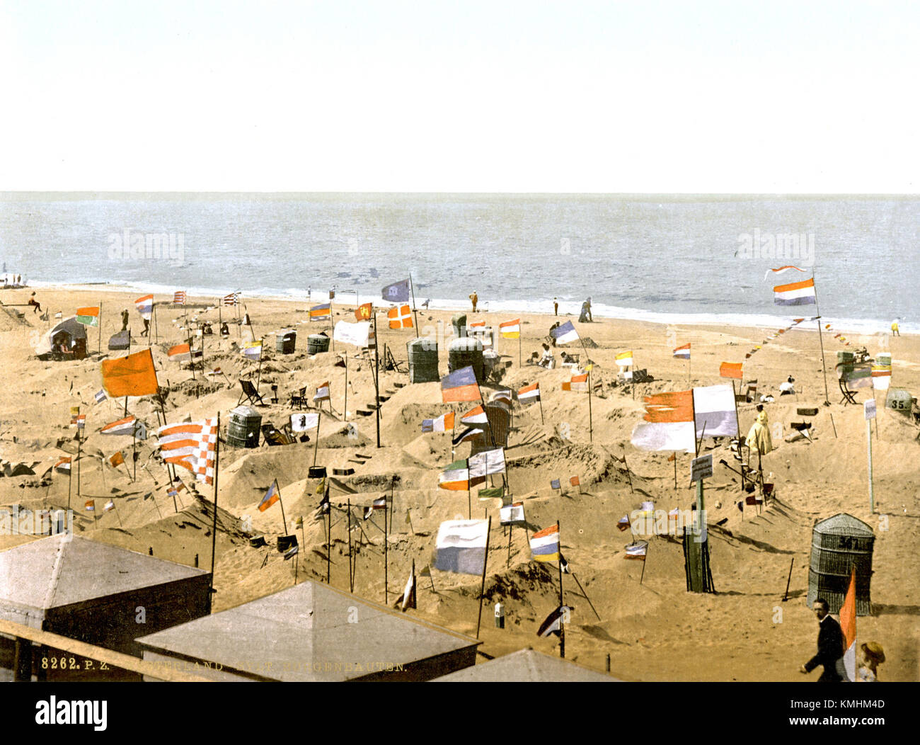 Una fotografia che mostra i castelli di sabbia costruiti sull'isola di Sylt, in Germania, intorno al 1895. L'immagine riflette i primi esempi di arte da spiaggia e le attività ricreative del tempo. Foto Stock
