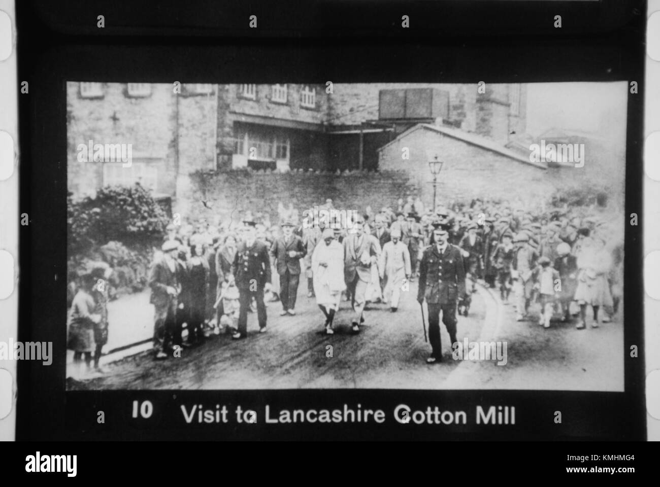 La visita di Mahatma Gandhi in un cotonificio del Lancashire ha evidenziato l’importanza della riforma industriale e il legame tra l’industria britannica e l’India coloniale. Foto Stock