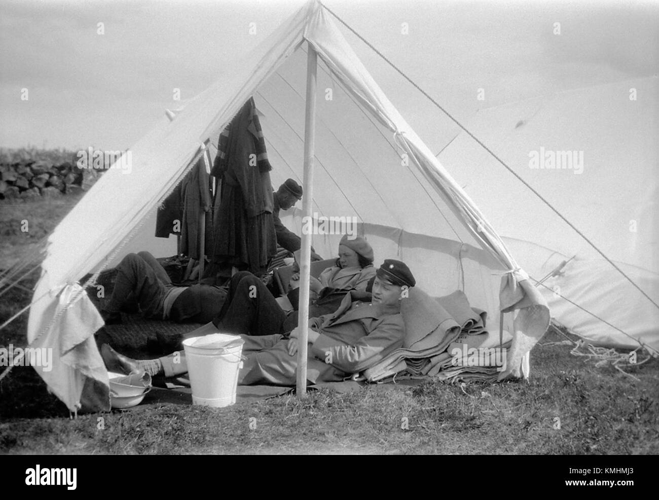Questa fotografia cattura gli studenti riuniti in una tenda a Thingvellir, in Islanda. La scena mette in evidenza un evento educativo o sociale che si tiene in questo sito storico, noto per il suo significato culturale e geologico. Foto Stock
