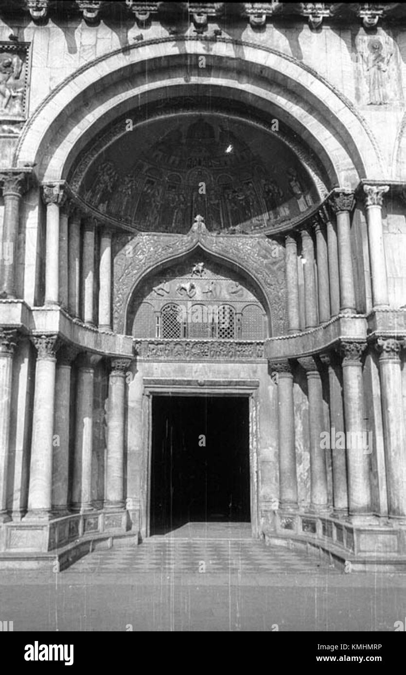 Questa immagine raffigura Venezia, una città in Italia conosciuta per i suoi canali iconici, l'architettura storica e il significato culturale come una delle principali destinazioni turistiche. Foto Stock