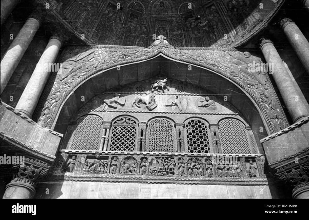 Questa fotografia raffigura la città di Venezia, in Italia, evidenziando i suoi canali iconici, gli edifici storici e il paesaggio urbano unico che attira visitatori da tutto il mondo. Foto Stock