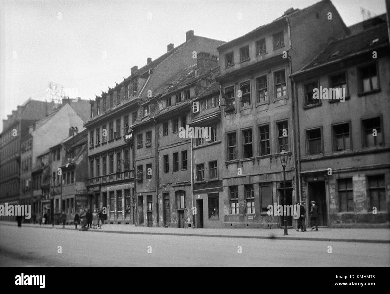 Una scena di strada a Berlino, in Germania, catturata in un momento della vita quotidiana, con le tipiche infrastrutture cittadine come strade, edifici e pedoni. La foto mette in evidenza la vita urbana di Berlino con un mix di elementi moderni e storici. Foto Stock