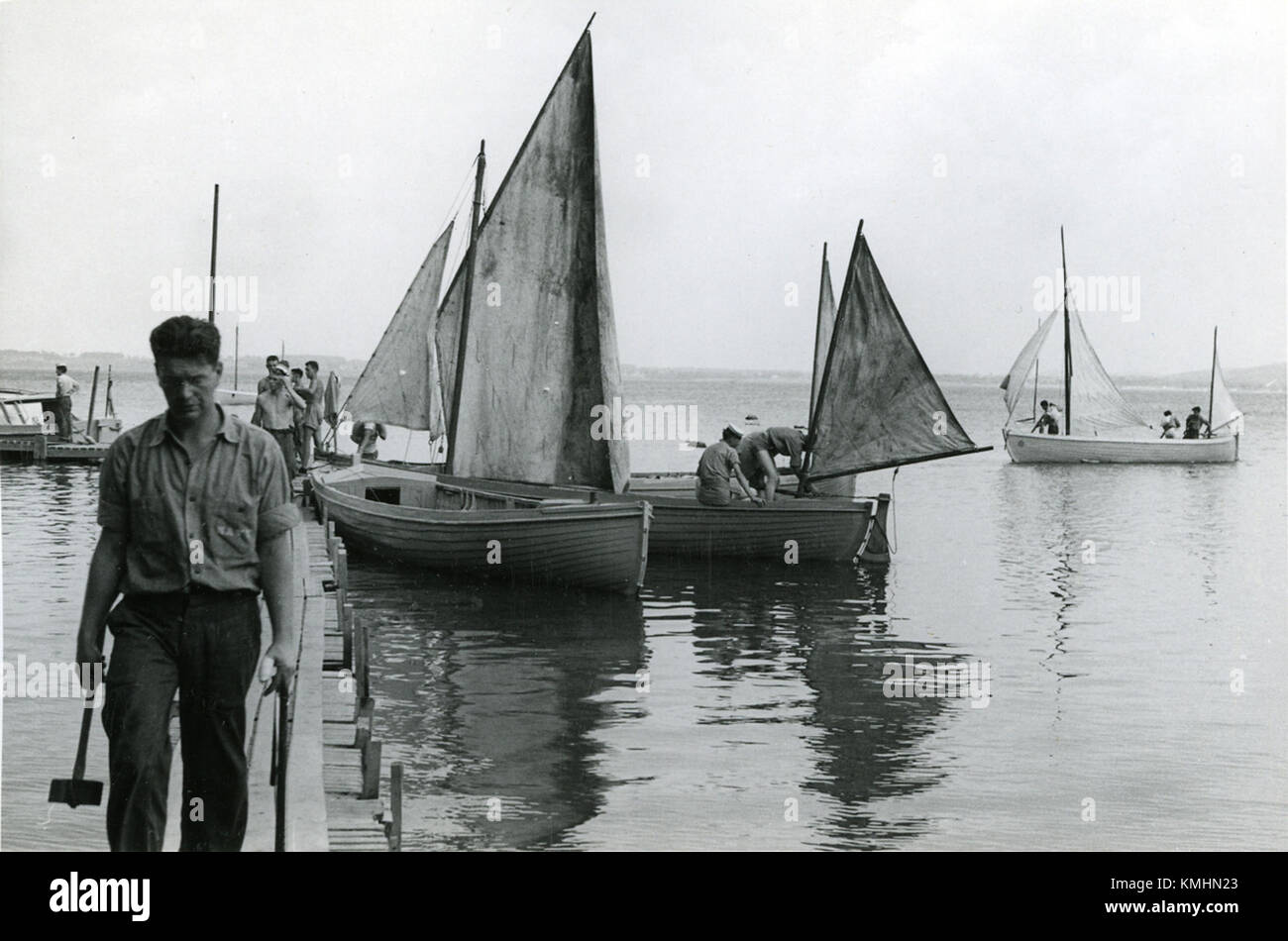 Questa fotografia del 1949 mostra un gruppo di cadetti marittimi svedesi in Canada, probabilmente coinvolti in attività di addestramento o cooperazione militare. L'immagine riflette le connessioni internazionali e la cultura militare del tempo. Foto Stock