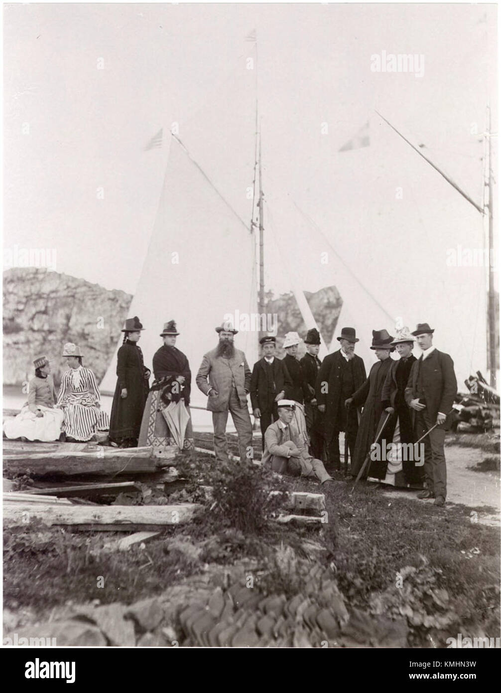 Questa immagine raffigura la visita dell'ambasciatore americano William W. Thomas Jr. A Lysekil, in Svezia. La visita mette in evidenza le relazioni diplomatiche e gli scambi culturali tra Svezia e Stati Uniti. Foto Stock