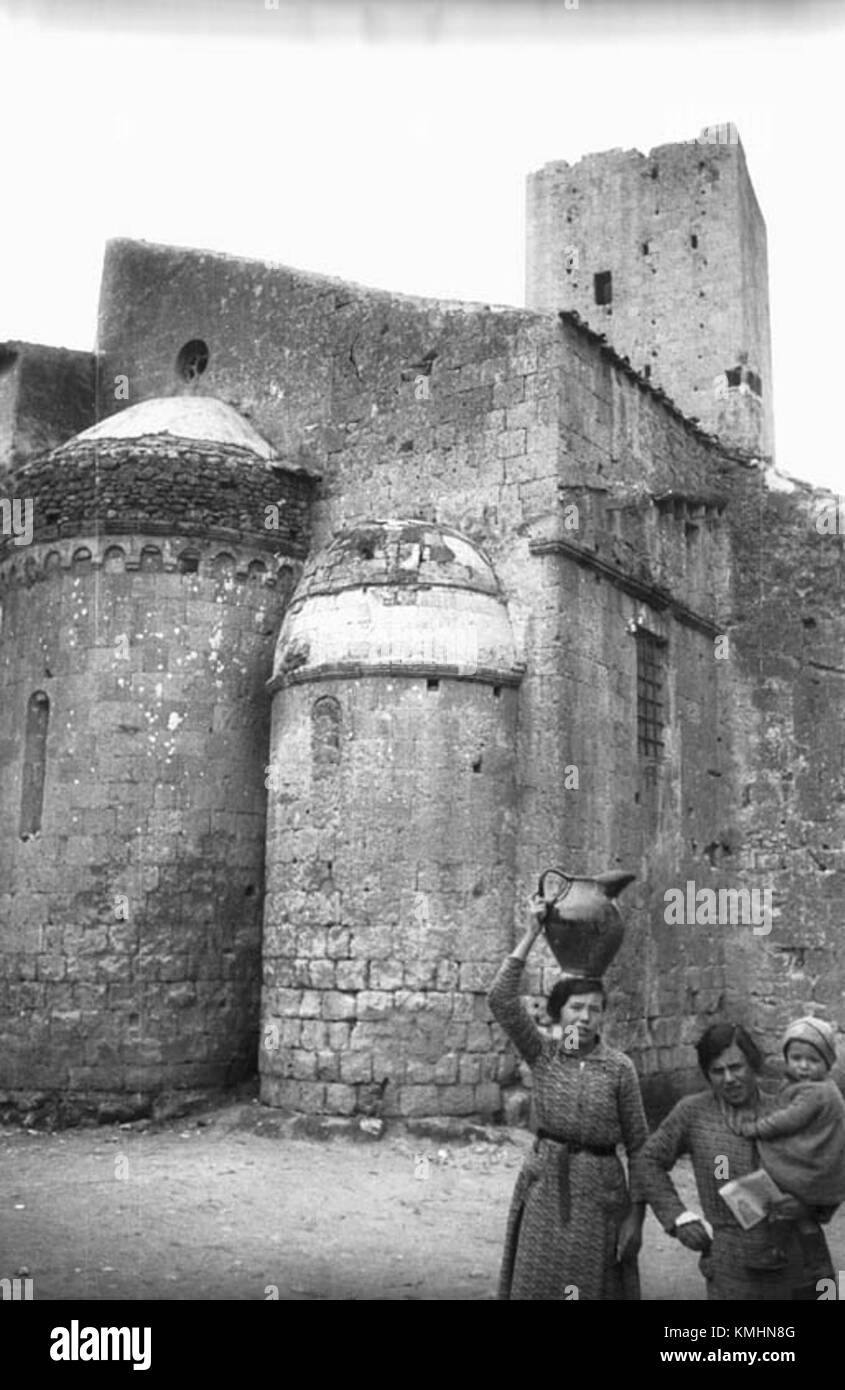 Tarquinia è un'antica città italiana conosciuta per il suo patrimonio etrusco. Il sito presenta significativi reperti archeologici, tra cui tombe e affreschi, che forniscono informazioni sulla civiltà etrusca. Foto Stock
