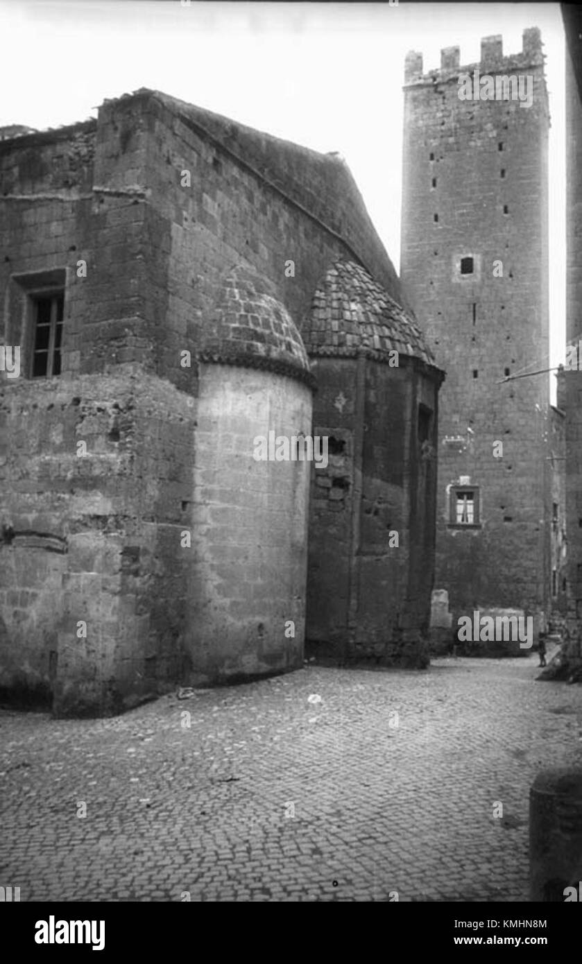 Tarquinia è un'antica città italiana conosciuta per il suo patrimonio etrusco e il suo significato archeologico. Il numero KMB 16001000150746 denota il suo riconoscimento nei registri del patrimonio culturale italiano. Foto Stock