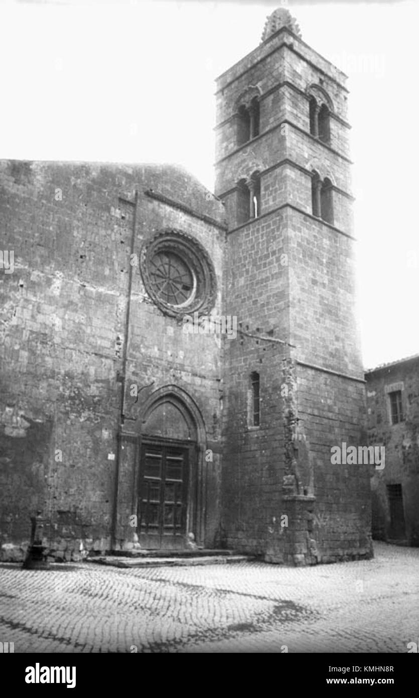 Tarquinia, un'antica città etrusca in Italia, è conosciuta per le sue tombe e i manufatti ben conservati, che forniscono informazioni significative sulla civiltà e la cultura etrusca. Foto Stock