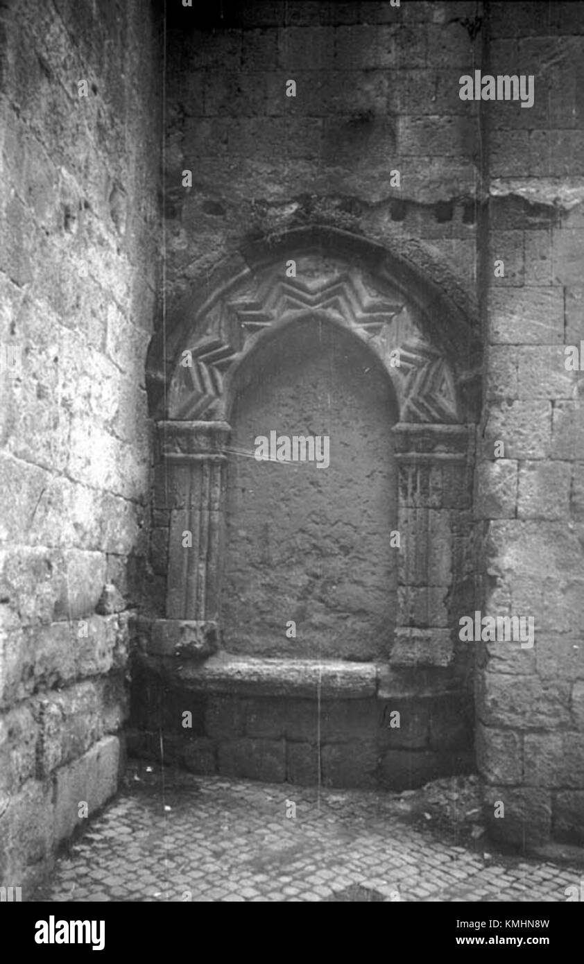 Tarquinia, antica città italiana, è nota per il suo significato archeologico, soprattutto per le tombe etrusche ben conservate e i manufatti storici. Foto Stock