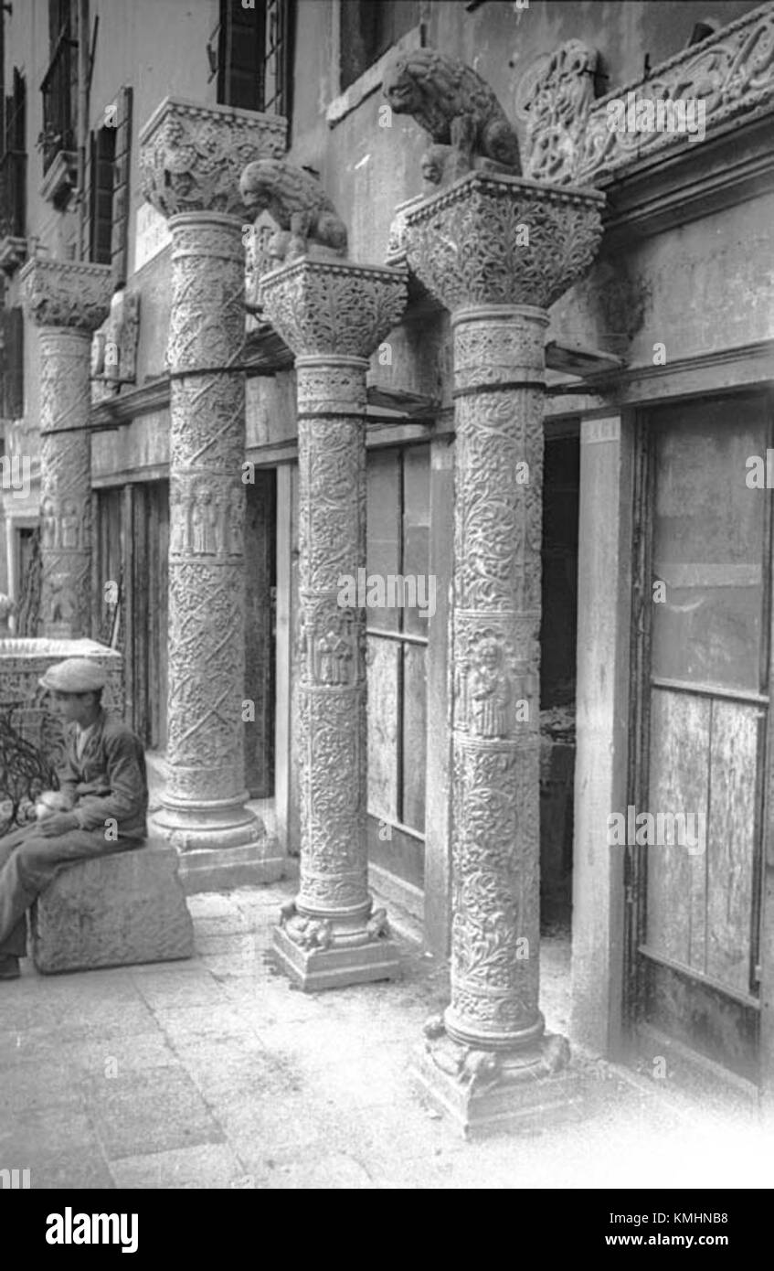 Venedig, situata in Italia, è rinomata per il suo sistema di canali unico e il suo significato storico. Questa immagine evidenzia un aspetto importante dell'architettura o dei punti di riferimento di Veniceâ. Foto Stock