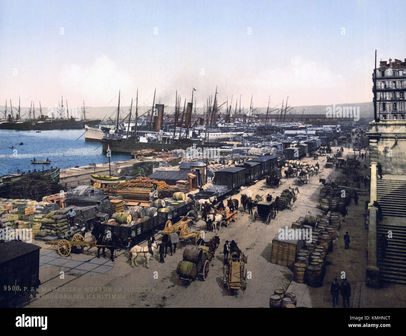 Quai de la Joliette è un'area portuale di Marsiglia, in Francia. Conosciuta per il suo significato storico, svolge un ruolo cruciale nelle attività marittime e commerciali della città. Situato nel cuore di Marsiglia, continua ad essere un centro attivo per il commercio e i trasporti. Foto Stock