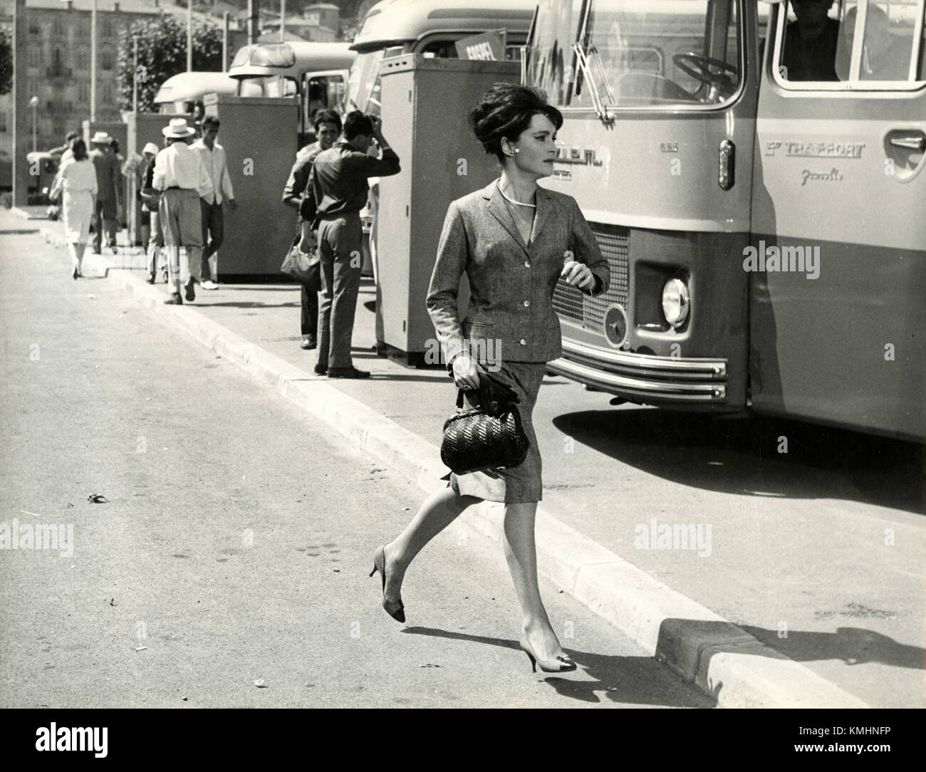 Scena da film non identificato: donna corre per il bus Foto Stock