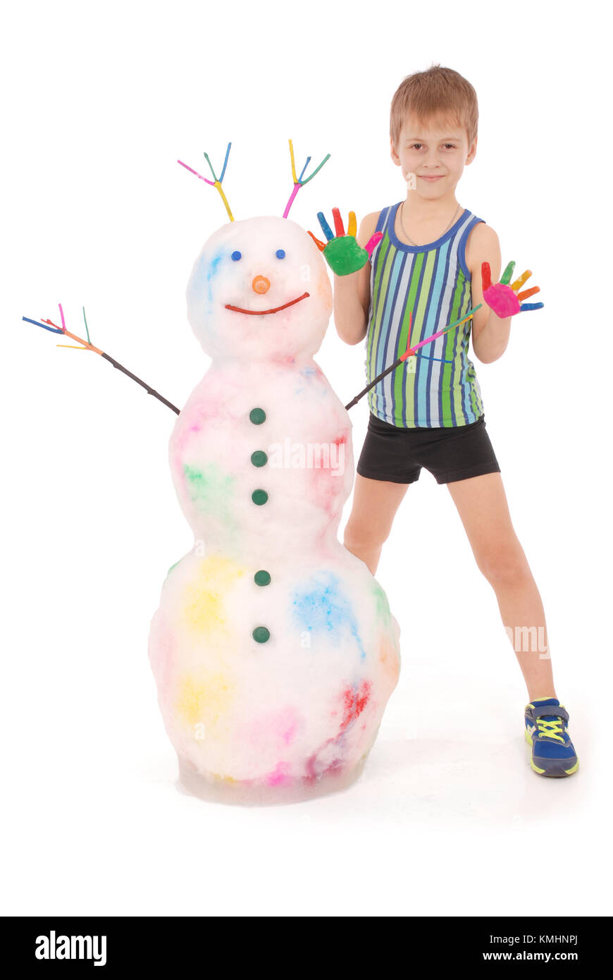 Bel ragazzo con mani di vernice di colore nei pressi di pupazzo di neve con corna colorate e le mani. Su sfondo bianco. Foto Stock