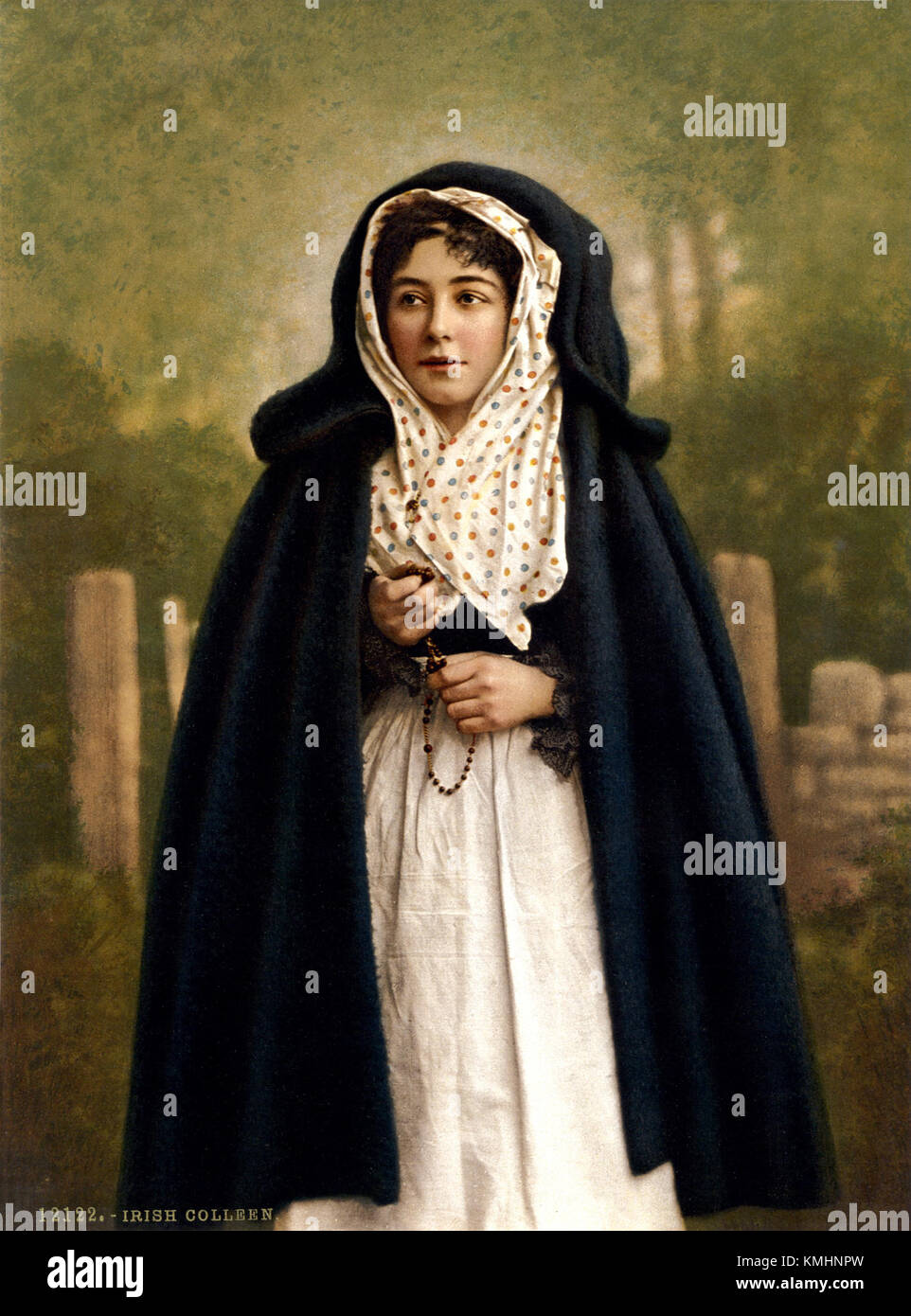 Un ritratto di una donna irlandese negli anni '1890 vestita con uno scialle blu, che incarna l'abbigliamento tradizionale del periodo. Lo scialle è un elemento notevole, che riflette la moda culturale dell'Irlanda alla fine del XIX secolo. Foto Stock