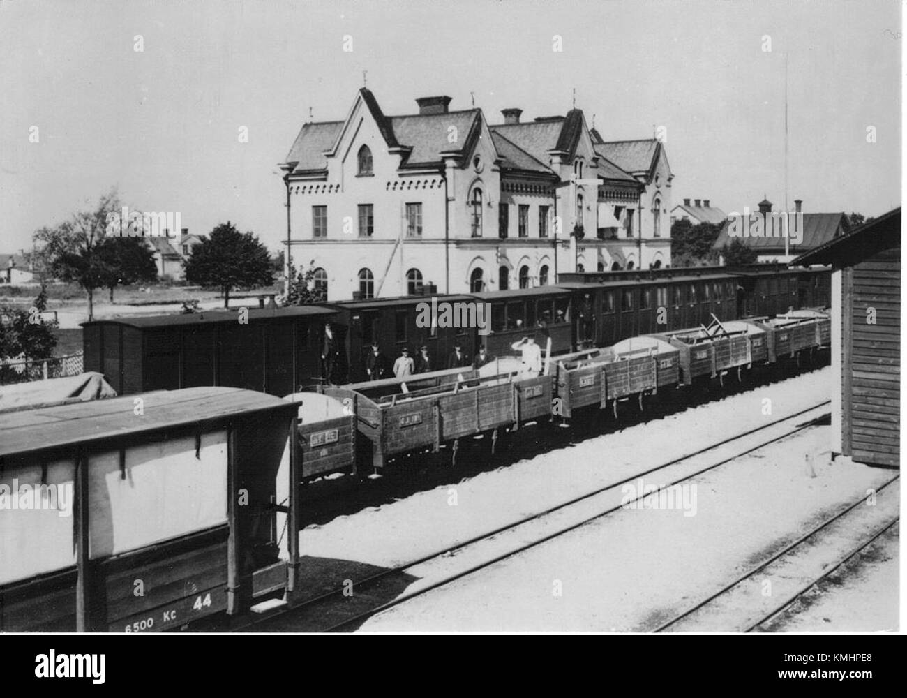 Visby Station, fotografata nel 1910, è una storica stazione ferroviaria situata sull'isola di Gotland in Svezia. Questa stazione è stata a lungo un importante centro di trasporto per la regione, mostrando l'architettura ferroviaria dei primi anni del XX secolo. Foto Stock