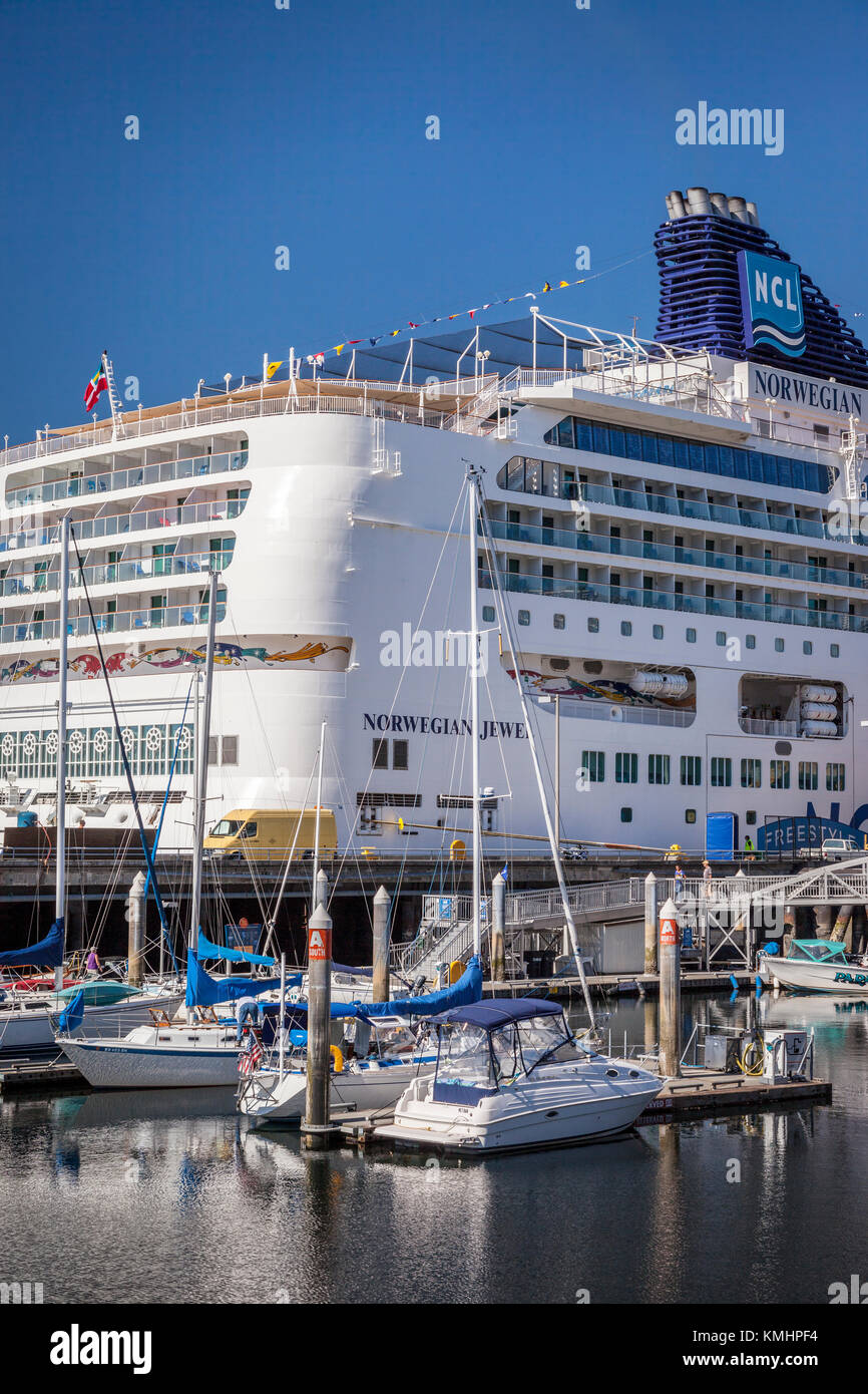Norwegian Jewel nave da crociera nani le barche nel porto di Seattle, Washington, Stati Uniti d'America Foto Stock