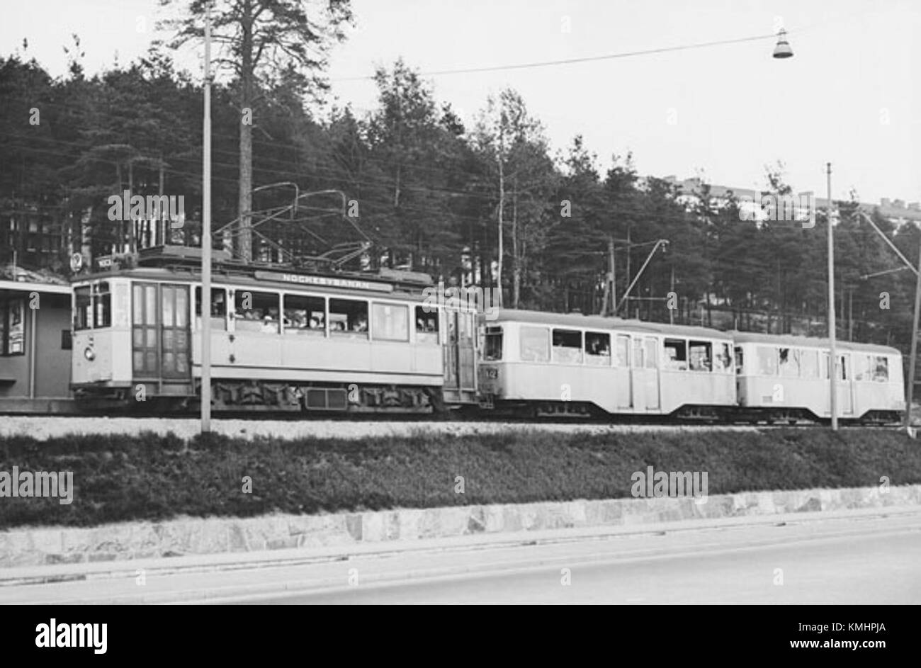 Sparvagn Alvik 1937 si riferisce a un tram d'epoca utilizzato ad Alvik, in Svezia. Fa parte del trasporto storico della regione, riflettendo il transito all'inizio del XX secolo. Foto Stock