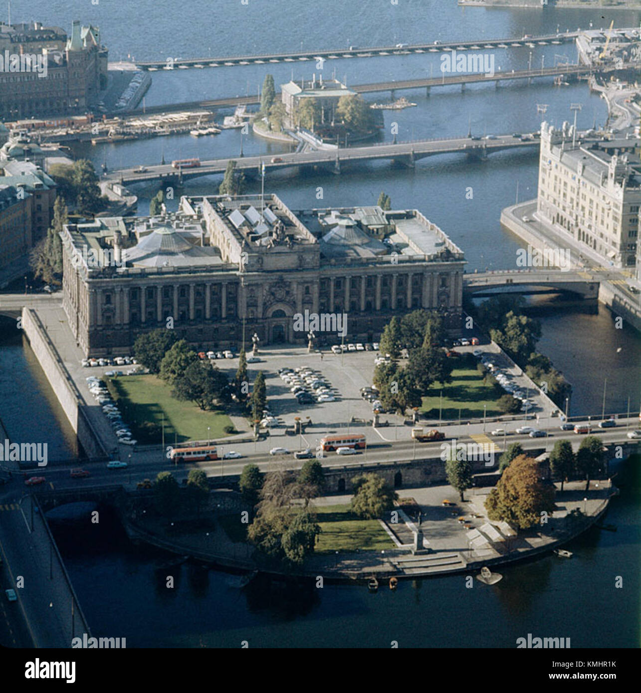 Il centro di Stoccolma è il cuore della capitale svedese, conosciuta per le sue strade acciottolate, gli edifici storici e la vivace scena culturale. Il centro città presenta diversi punti di riferimento come Gamla Stan, il Palazzo reale e numerosi musei. E' un centro sia per la gente del posto che per i turisti, mescolando storia e modernità. Foto Stock
