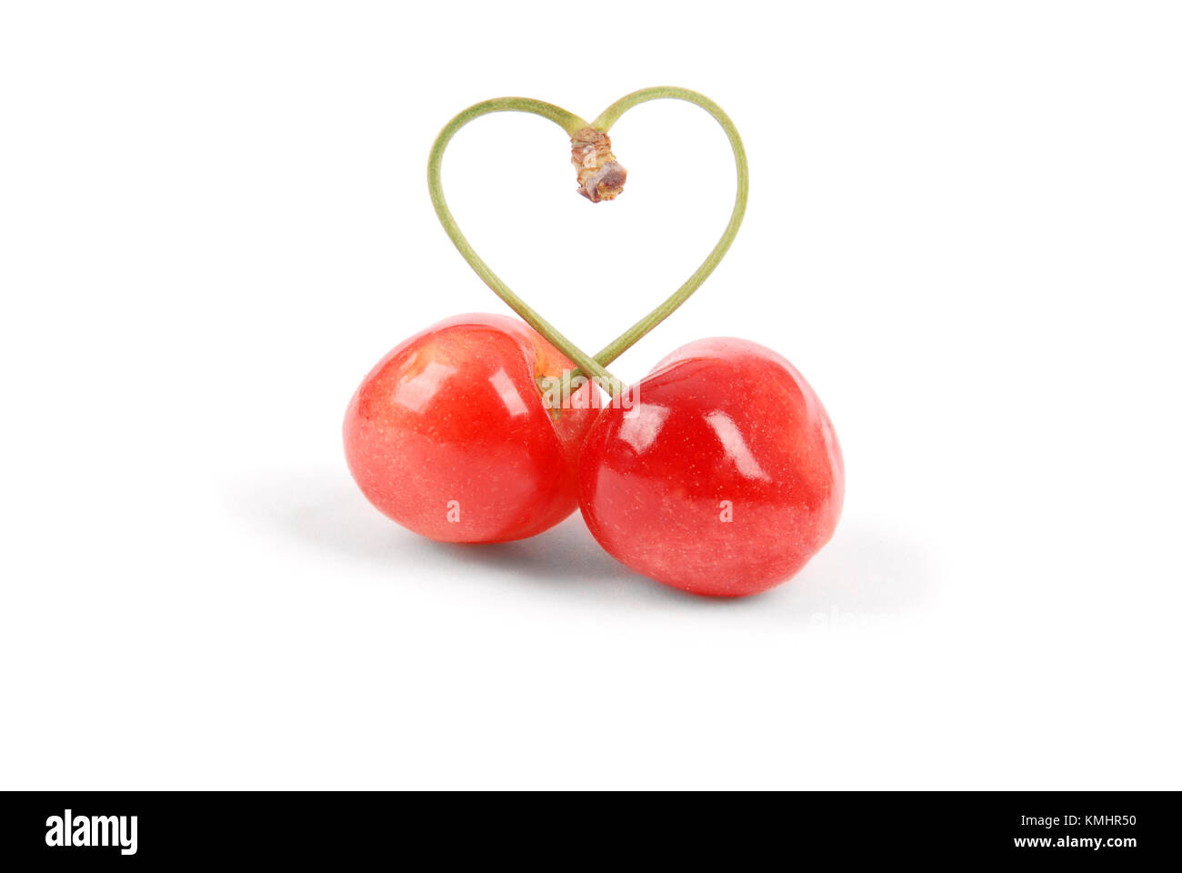 Coppia di ciliegio dolce frutta con cuore stelo sagomato isolati su sfondo bianco Foto Stock