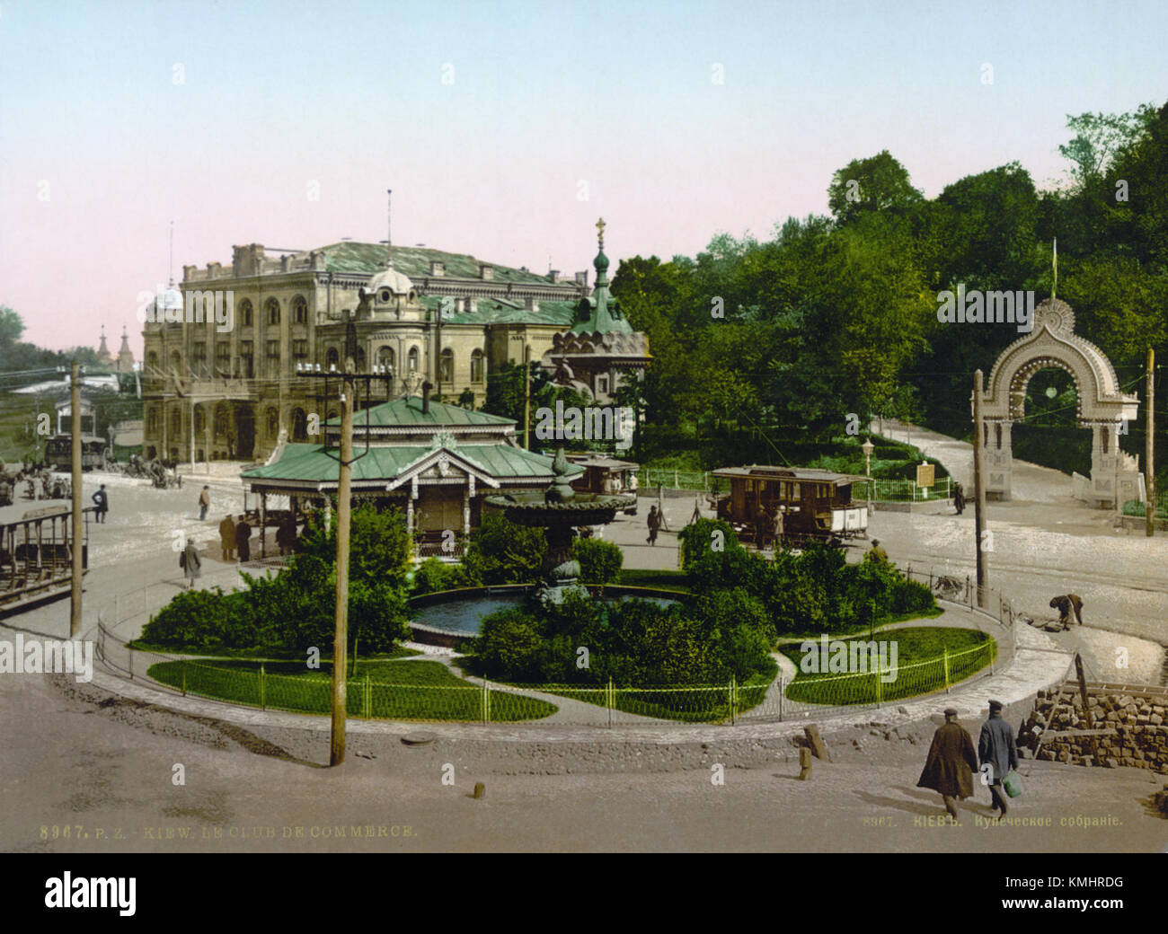 Una stampa fotocromata dell'edificio dell'Assemblea dei Mercanti a Kiev del 1890, che mostra la bellezza architettonica e la grandiosità di uno degli edifici storici chiave della città durante il tardo periodo imperiale in Russia. Foto Stock