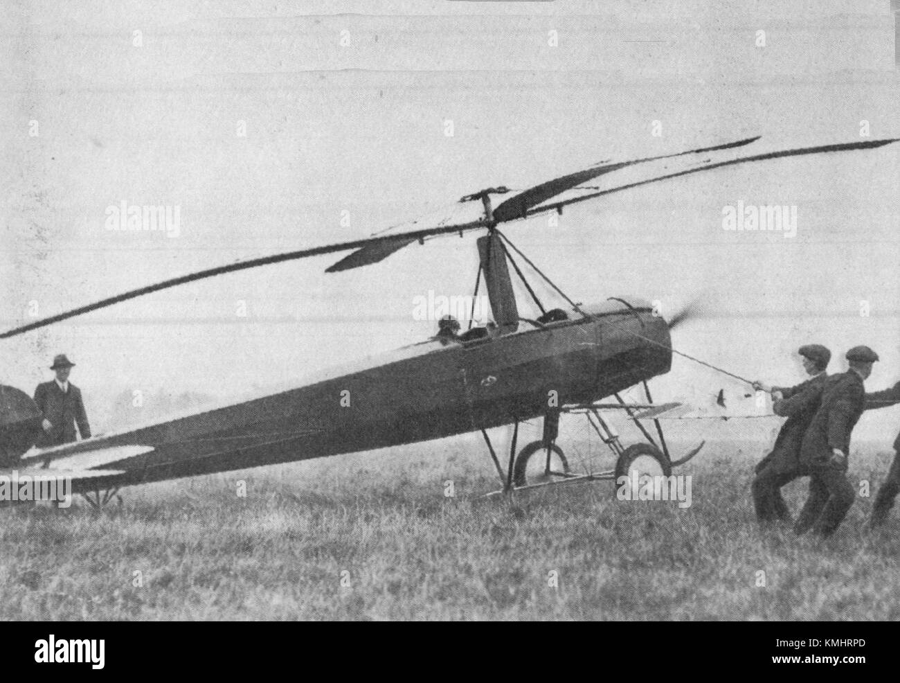 L'autogyro, un predecessore dell'elicottero, fu presentato al Farnborough Airshow nel 1925. Questo aereo pionieristico era dotato di pale rotanti che consentivano il decollo e l'atterraggio verticali, segnando un significativo progresso nel settore dell'aviazione. Foto Stock
