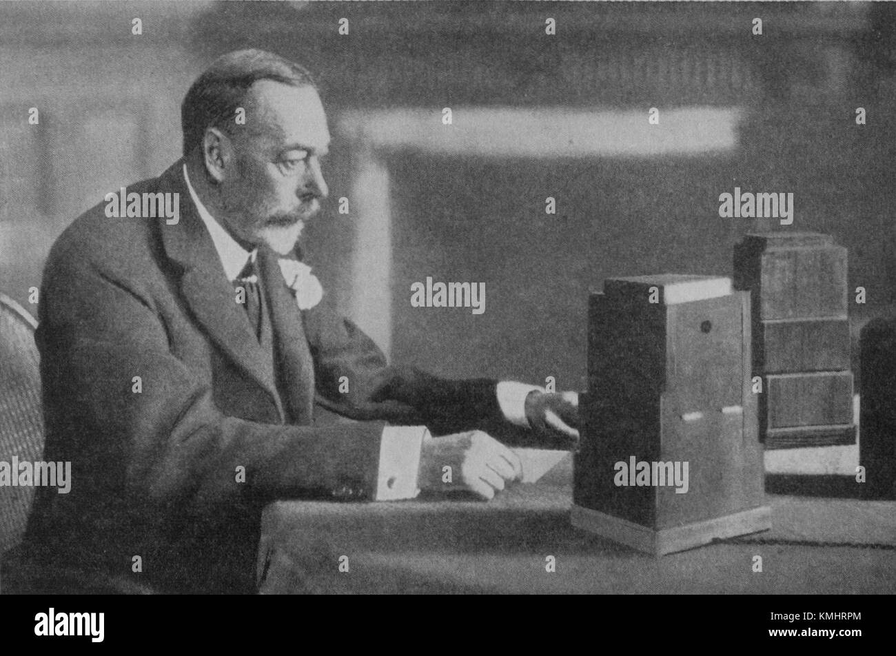 Questa trasmissione, dal Natale 1934, è presente nel documentario *Our Generation* (1938). Mostra il tradizionale messaggio natalizio della famiglia reale e riflette il clima sociale e politico del tempo. Foto Stock