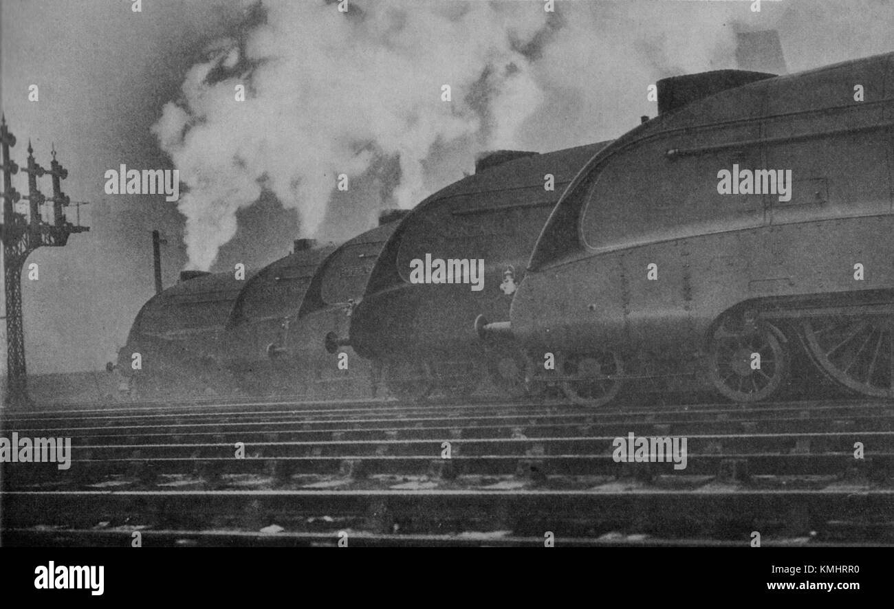La LNER A4 pacifics è una classe di locomotive a vapore introdotta nel 1937 dalla London and North Eastern Railway (LNER). Noti per il loro design snello, gli A4 pacifics furono una meraviglia ingegneristica del loro tempo, giocando un ruolo chiave nella storia delle ferrovie britanniche. Foto Stock