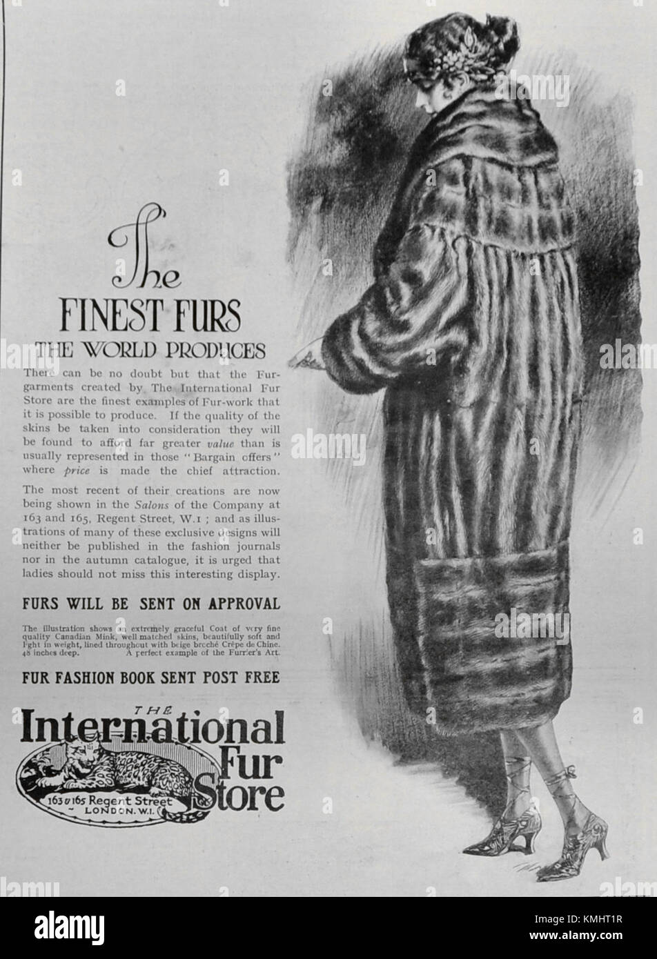 Questo annuncio del 1921 promuove i prodotti di un International Fur Store, che presenta cappotti e capi di pelliccia di lusso molto popolari in quell'epoca. Riflette le tendenze della moda dei primi anni del XX secolo. Foto Stock