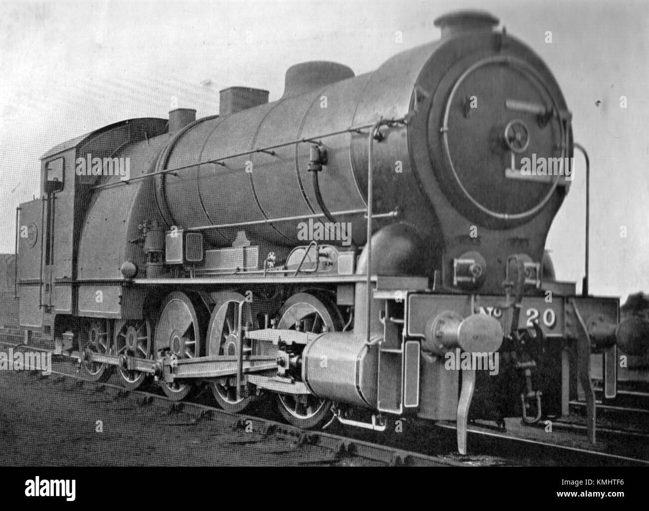 La GER Decapod, presente in "All About Railways" di Hartnellâ, è una locomotiva a vapore nota per il suo potente motore e ruolo nella rete della Great Eastern Railway all'inizio del XX secolo. Foto Stock