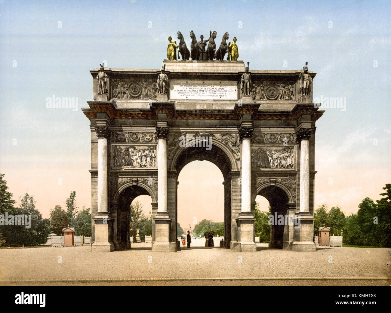 L'Arc de Triomphe du Carrousel è un monumento architettonico a Parigi, costruito tra il 1806 e il 1808 per commemorare le vittorie napoleoniche. La foto cattura il monumento alla fine del XIX secolo, mostrando il suo significato storico. Foto Stock L'Arc de Triomphe du Carrousel è un monumento architettonico a Parigi, costruito tra il 1806 e il 1808 per commemorare le vittorie napoleoniche. La foto cattura il monumento alla fine del XIX secolo, mostrando il suo significato storico. Foto Stock