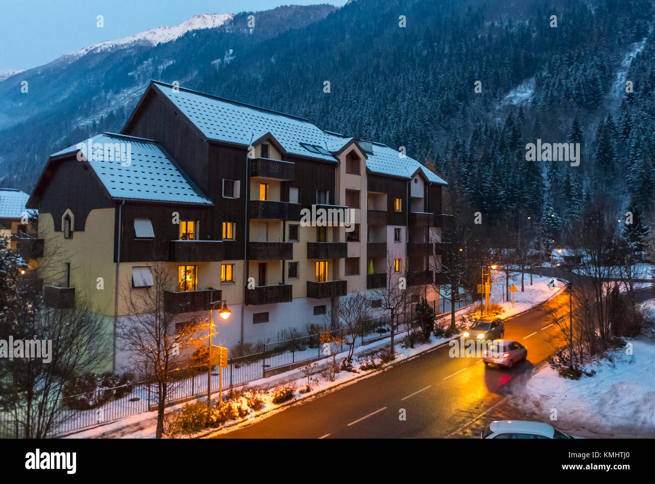 Chamonix-Mont Blanc, Francia, Alpi francesi, scena aerea di strada di notte, chamonix vintage Foto Stock