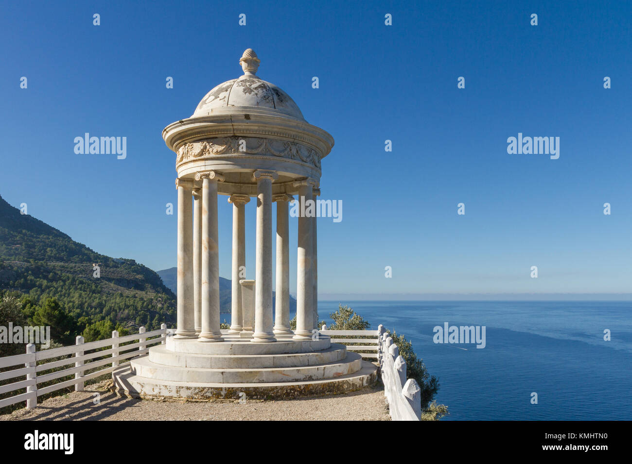 Vista di Na Foradada penisola con il marmo bianco rotunda a Son Marroig, Deia, Mallorca, Spagna Foto Stock