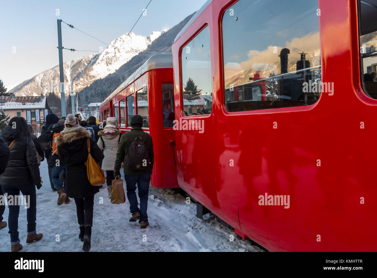 Chamonix-Mont Blanc, Francia, folla a piedi, Alpi francesi, turisti treno piattaforma, Scena invernale, prendi il treno Foto Stock