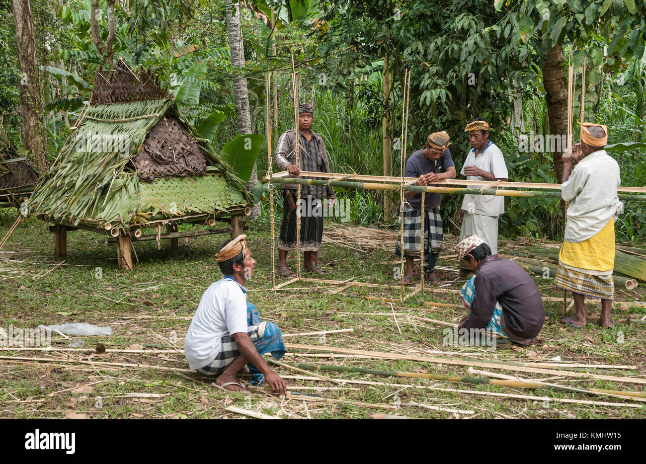 Uomini che fanno offerte per portare bare in un tradizionale rituale comune di cremazione, villaggio di Tegalalang, Gianyar, Bali, Indonesia. Foto Stock