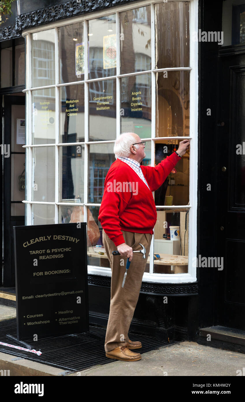 Senior uomo che fissa una vetrina, Londra, Inghilterra, Regno Unito. Foto Stock
