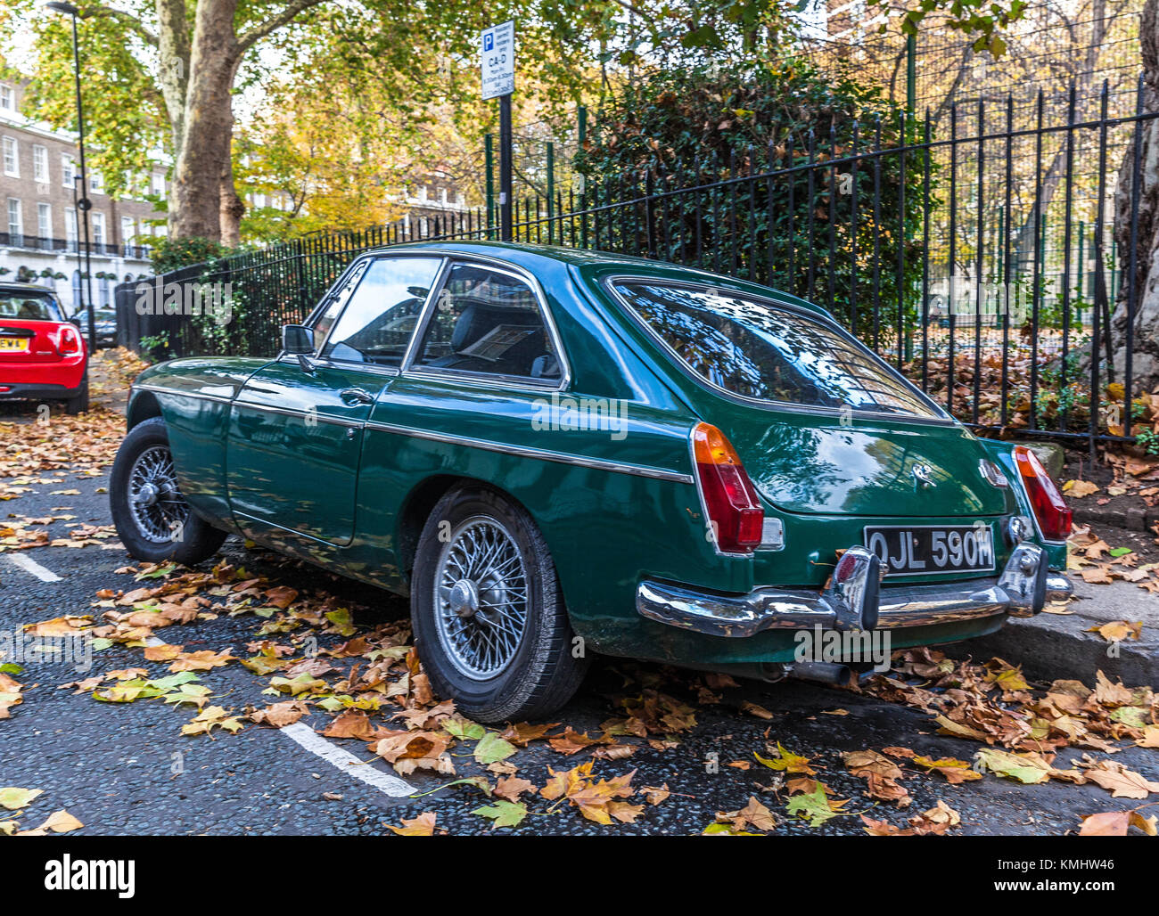 Vista posteriore di tre quarti di un'auto MG parcheggiata sulla strada, Bloomsbury, Londra, Inghilterra, Regno Unito. Foto Stock