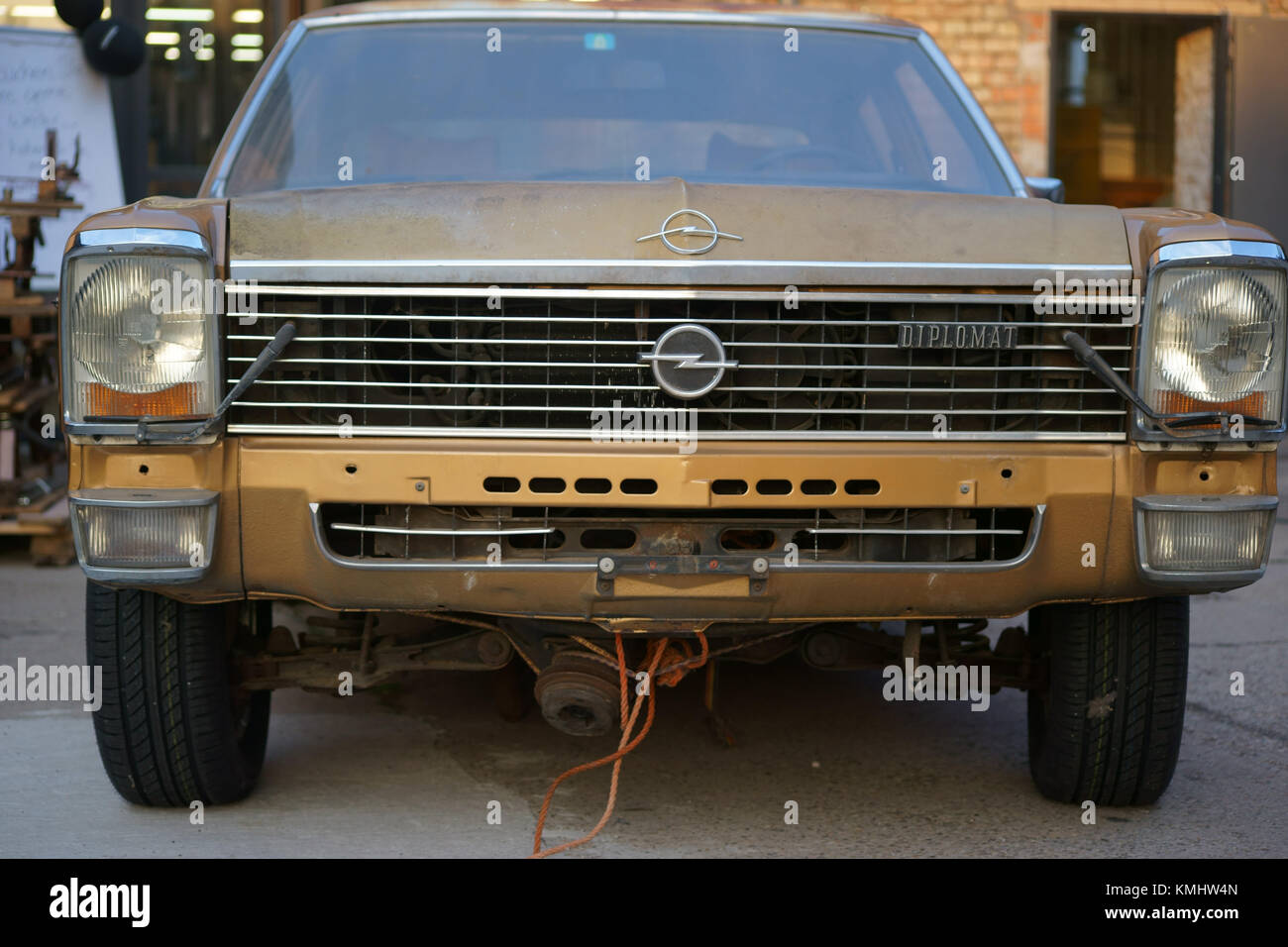 Magonza, Germania - 4 novembre 2017: La vista frontale di una vecchia auto d'epoca Opel Diplomat arrugginita il 4 novembre 2017 a Magonza. Foto Stock