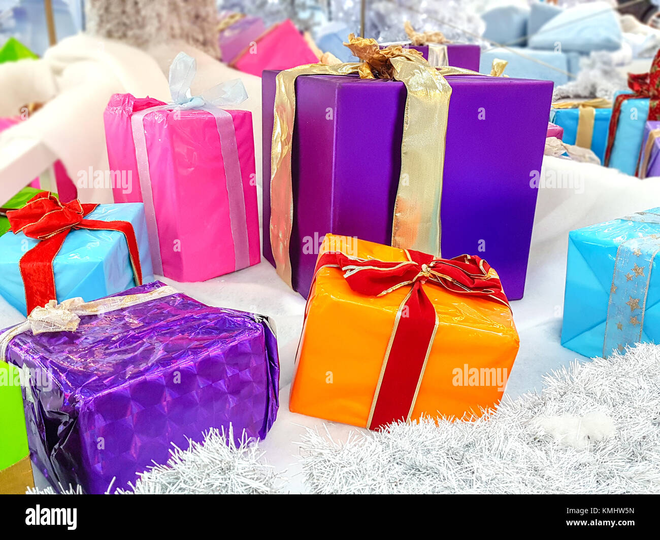 Concetto di immagine di varie multicolore di regali di Natale sotto un albero di natale Foto Stock