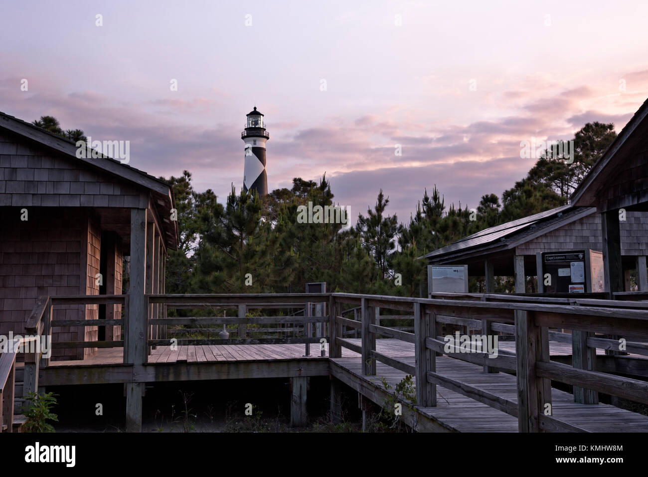 Nc01007-00...carolina del Nord - tramonto al Visitor Center di Cape Lookout stazione di luce in Cape Lookout National Seashore. Foto Stock