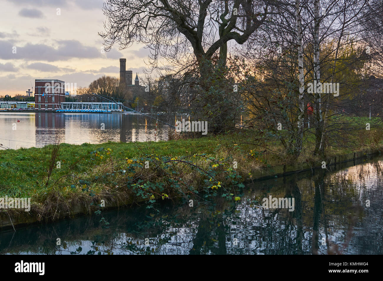 Il nuovo River a Woodberry Down, Londra del nord in inverno, guardando verso sud ovest su serbatoio Foto Stock