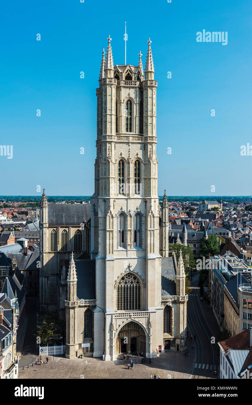 Veduta della facciata della cattedrale di San Bavone con persone a piedi nel centro storico della città medievale di Gent, Belgio Foto Stock